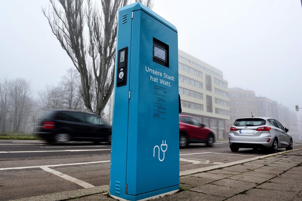 Foto: Uli Lücke- Öffentliche Ladestation für Elektrofahrzeuge auf einem Parkplatz in der Erzbergerstraße