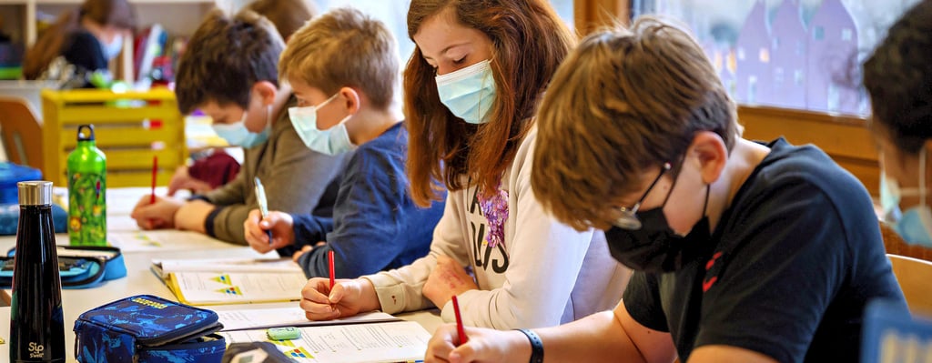 Jugendliche sitzen mit Masken im Unterricht. An den Schulen liefen viele Maßnahmen nicht konsistent, so die Ärzte-Chefin.