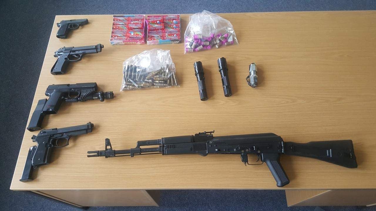 Mecklenburg Vorpommern: Polizei Einsatz Eskaliert! Waffen, Sprengstoff Und Munition Gefunden – Die Details! - s135r6i