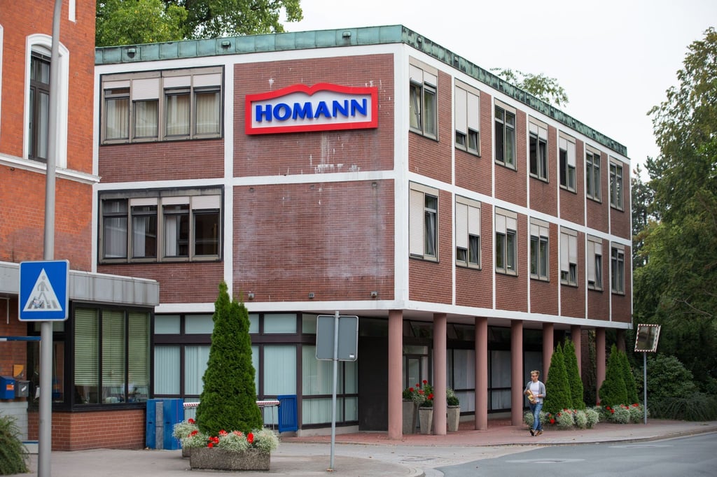 Der Schriftzug des Lebensmittelherstellers Homann Feinkost steht auf einem Haus auf dem Betriebsgelände.