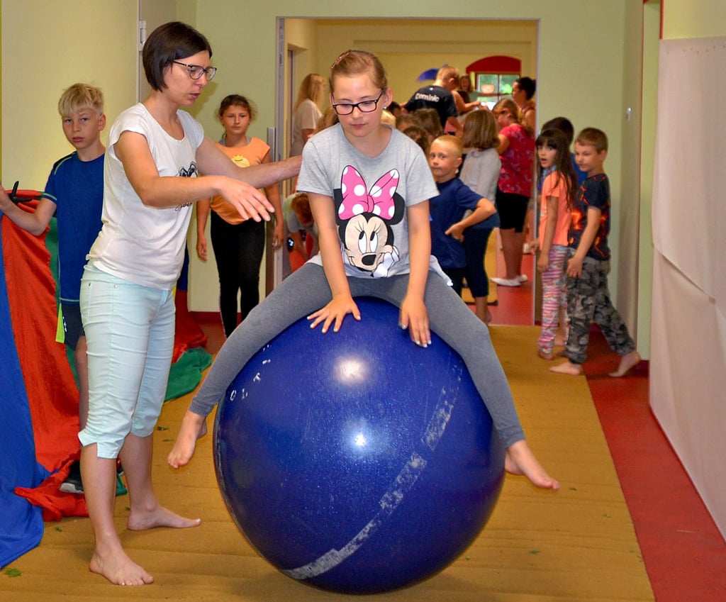 Um ein Gefühl für den großen Ball zu bekommen, springen die Kinder hinauf. Erst dann kann das Balancieren beginnen.