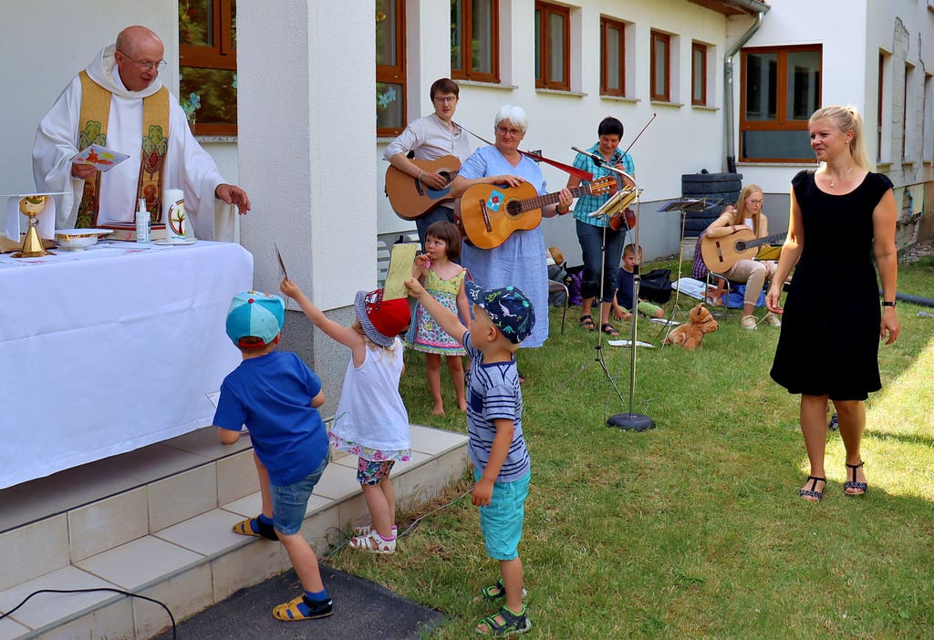 Patronatsfest in Badersleben. Bruder Petrus nimmt hier die Bilder der Mädchen und Jungen entgegen, die den Aposteln Peter und Paul während des Gottesdienstes ein farbiges Antlitz gegeben haben.