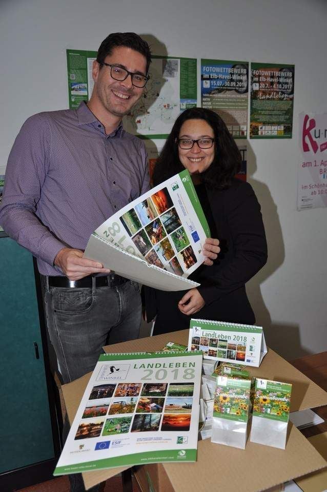 LandLeben-Kalender werden verteilt