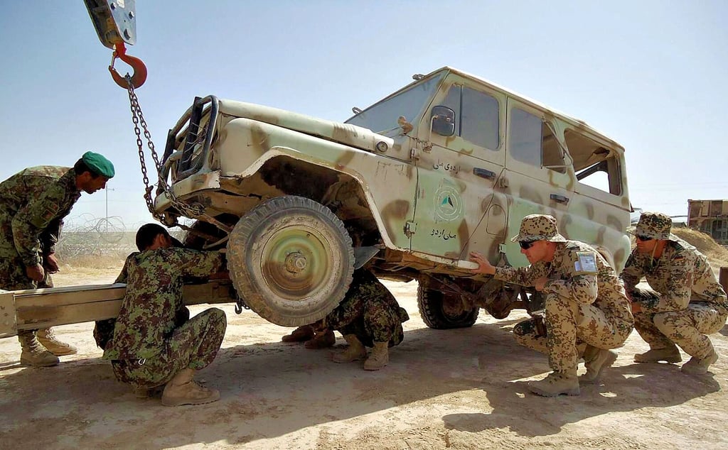 Im Afghanistan-Einsatz war über Jahre aus Sachsen-Anhalt auch das Burger Logistikbataillon 171. Hier sind 2013 Soldaten dabei, einen liegengebliebenen Jeep abzuschleppen.