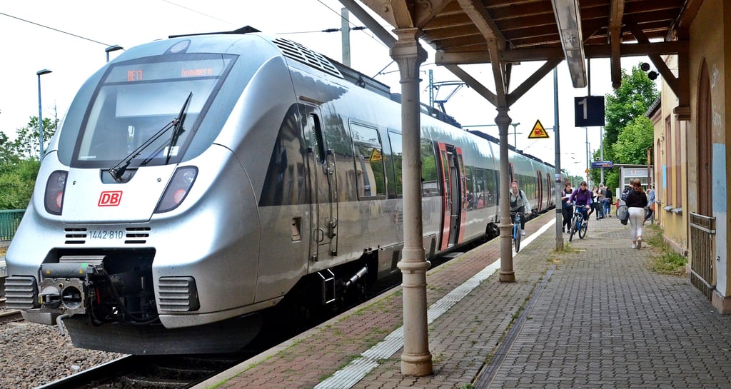 Am Bahnsteig 1 in Zerbst könnte es mittelfristig gleich zwei direkte Verbindungen nach Magdeburg geben. Zum einen wie gewohnt über Gommern-Biederitz und zum anderen eine zusätzliche Verbindung über Güterglück-Barby-Schönebeck. Ob sich dann auch die Zugtaktung in beide Richtungen verdichtet, ist noch unklar.