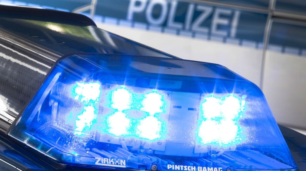 Die Polizei fahndet öffentlich nach einem Mann, der in Bitterfeld in ein Auto einbrach und daraus eine EC-Karte stahl.