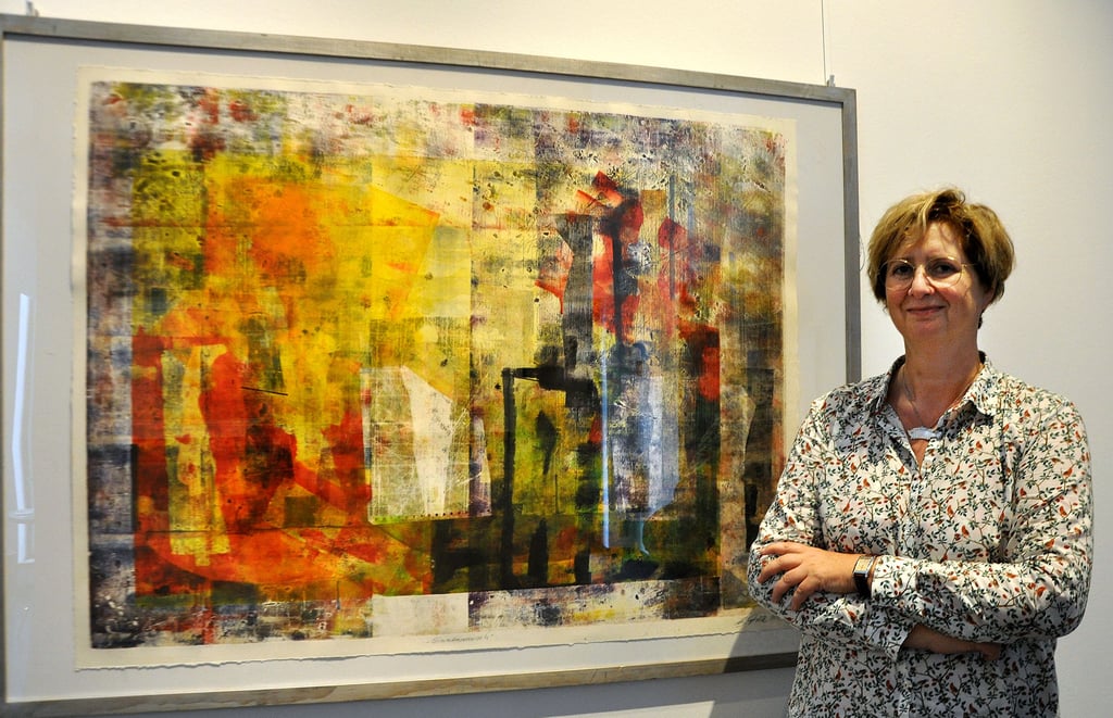 In den Fluren und im Saal werden bereits die Bilder des Malers Gerd Frick aus Neubrandenburg aufgehängt. Renate Lewerken ist froh, dass das Hotel wieder alles anbieten darf und Gäste das Kunstquartier besuchen können.