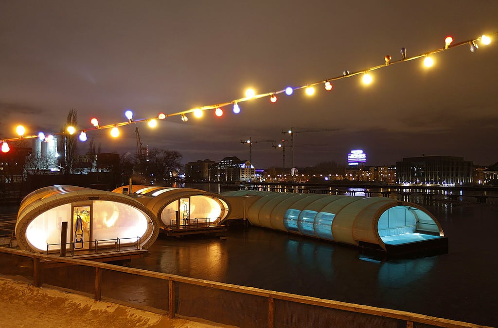 Das Badeschiff an der Arena auf der Spree in Berlin dient der DRK-Wasserrettung als Vorbild für einen schwimmenden Pool mit Glasboden auf dem Hufeisensee. Geplant ist ein Umwelt- und Erlebniszentrum, finanziert aus dem Topf für den Strukturwandel. Der See ist eine ehemalige Braunkohlengrube.