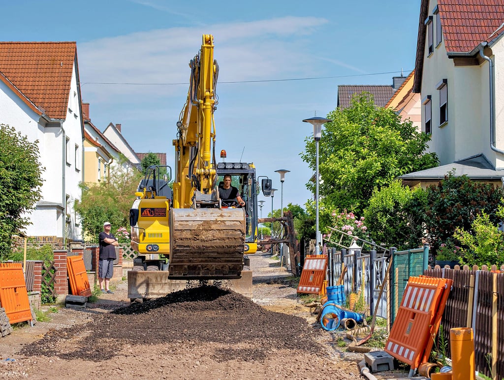 Die Neue Straße in Zeitz wird grundhaft ausgebaut. Baggerfahrer Michael Grund ist dabei besonders achtsam.