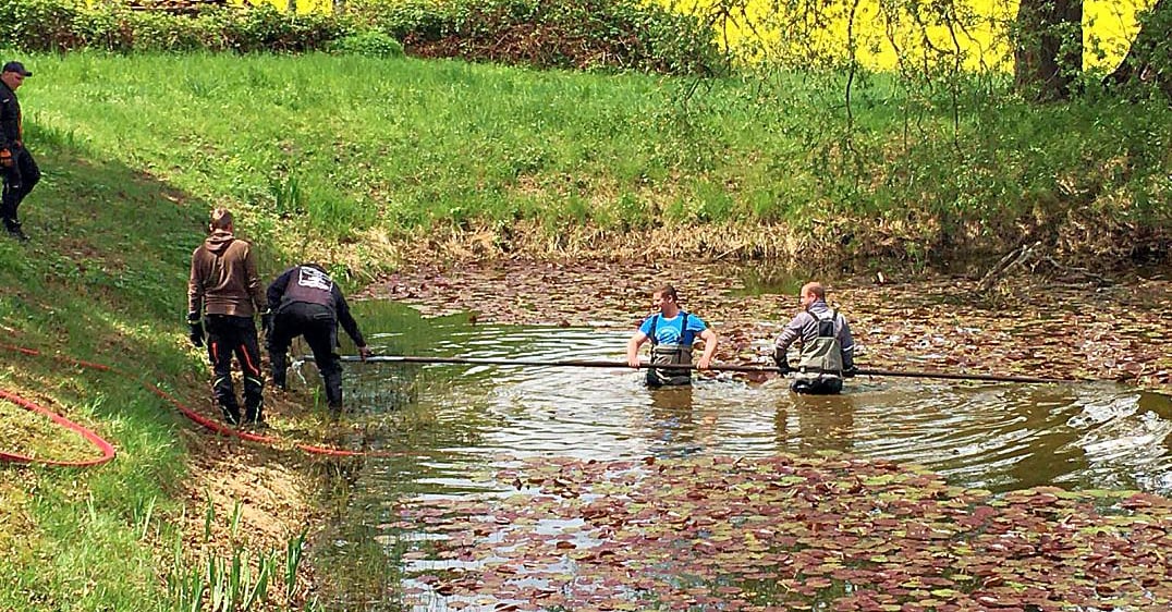 Zur Not holen Angler Fische aus dem Teich in Kathendorf