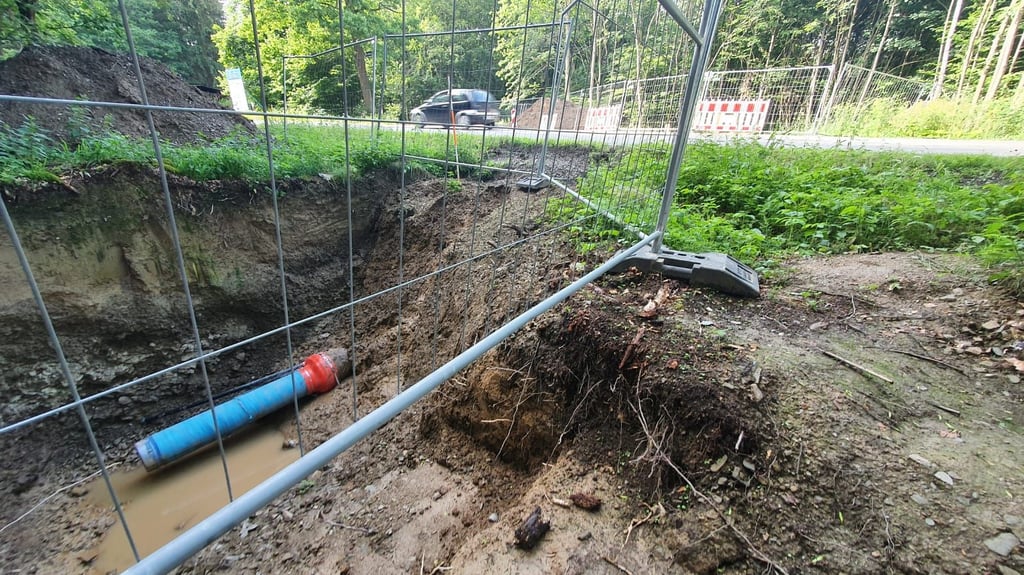Gussrohrleitung statt Stahl oder Asbestzement - der ZVO baut eine neue Wasserleitung, die die B242 unterquert.