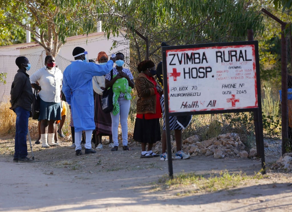 Bewohner in Zvimba, Simbabwe, lassen ihre Temperatur messen, bevor sie sich im örtlichen Krankenhaus behandeln lassen.