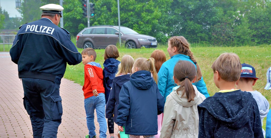 Verkehrserziehung mit dem Regionalbereichsbeamten Silvio Bolze mit den Mädchen und Jungen aus dem Kindergarten in Harzgerode.