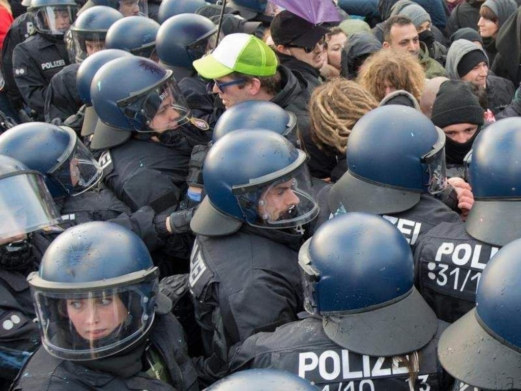Demonstranten liefern sich vor dem Neubau der Europäischen Zentralbank in Frankfurt am Main Auseinandersetzungen mit der Polizei. Foto: Boris Roessler