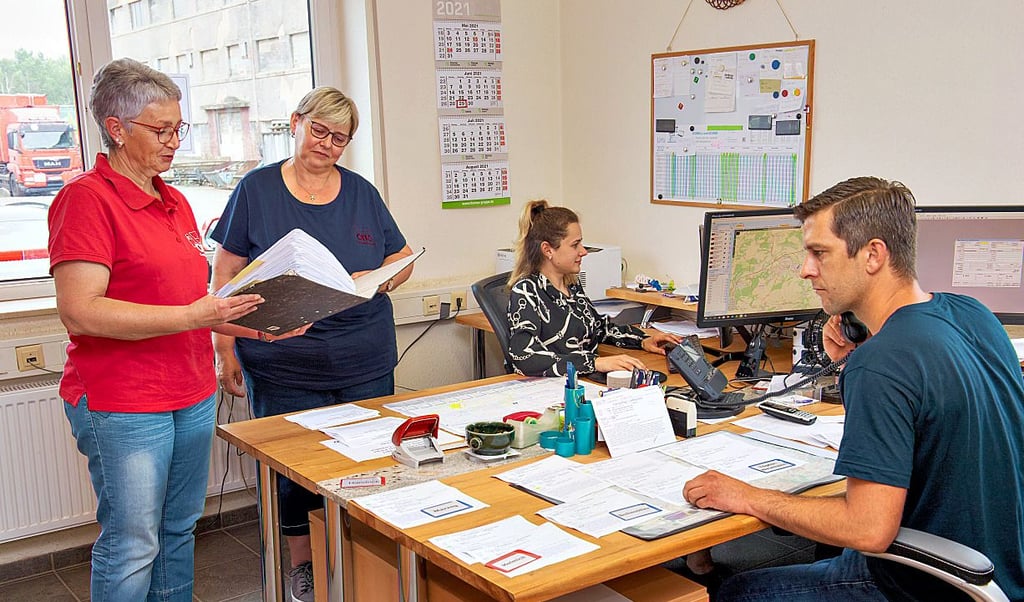 Chefin Martina Otto (2.v.l.) sowie Gabriele Triebe (l.), Lavinia Celena und Manuel Kaiser kümmern sich in der Kroppentalstraße um die Büroarbeiten.