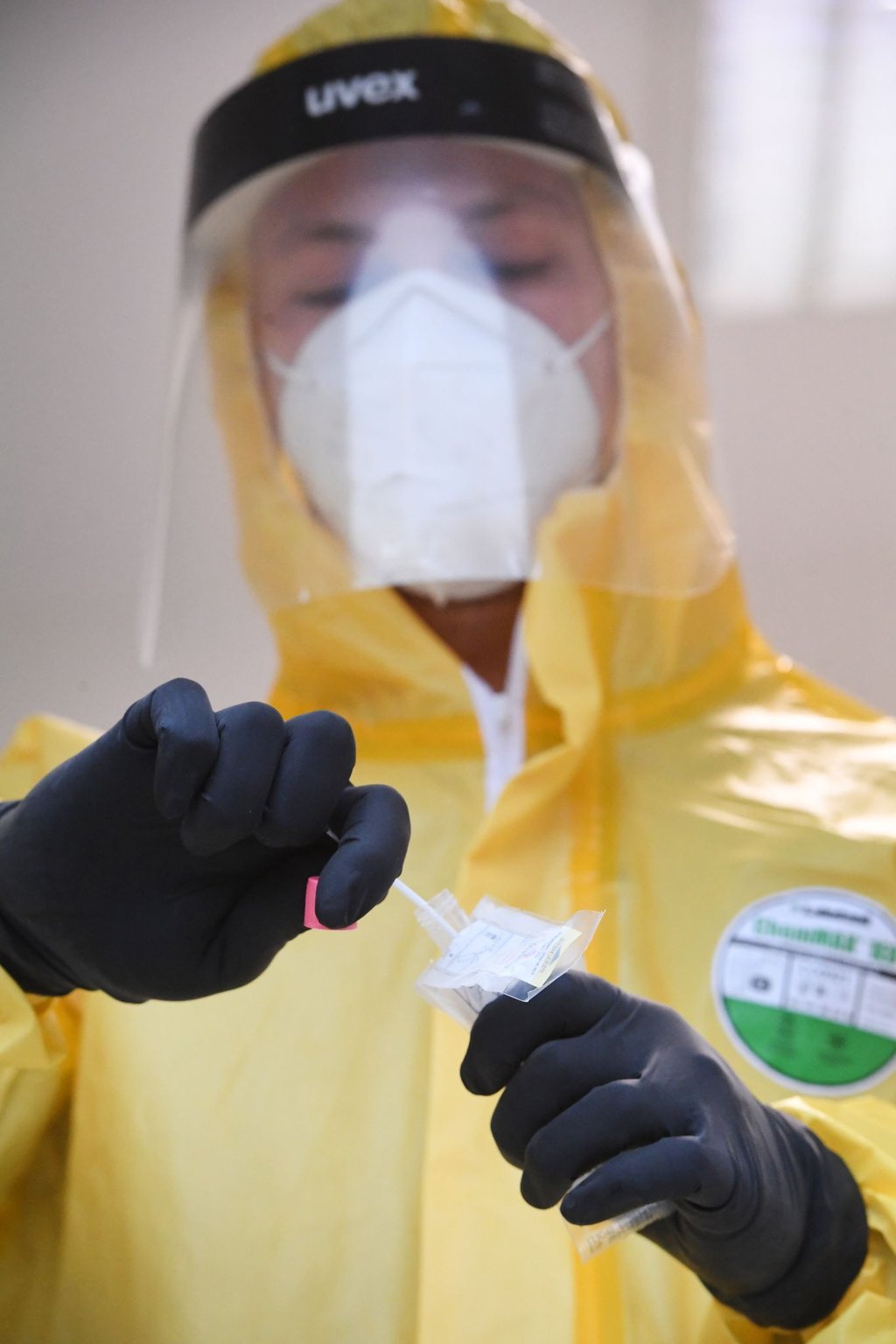 Ein Sanitätssoldat steht im November 2020 im Testfenster des Corona-Testzentrum in Pasewalk.