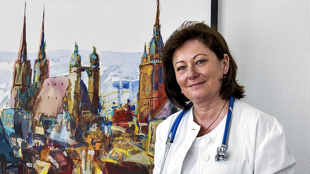 Die Kardiologin Simone Heinemann-Meerz in ihrer Praxis