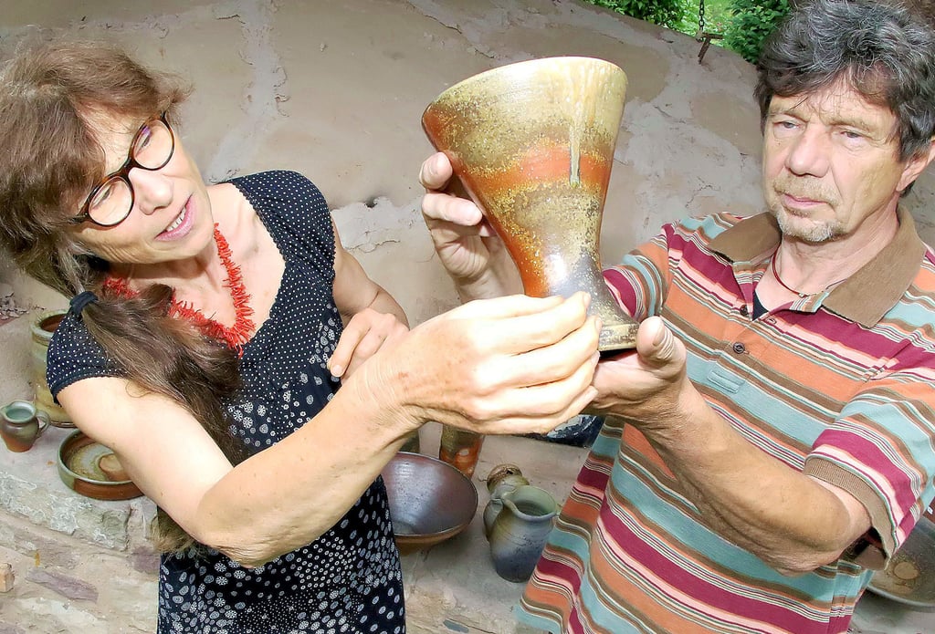Carola und Reimar Krüger zeigen eine Vase aus dem diesjährigen Anagama-Brand.