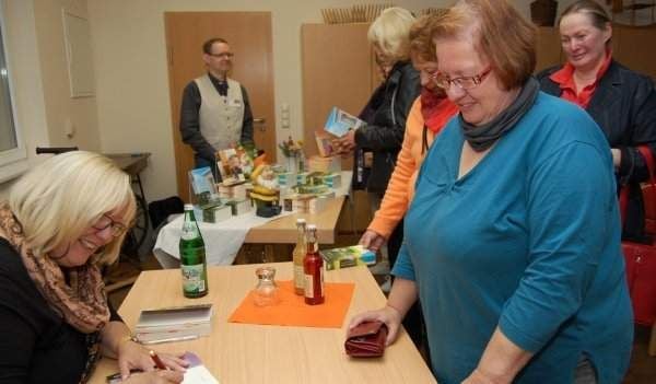"Ins Gras gebissen" Autorin nimmt Zuhörer mit zum Tatort
