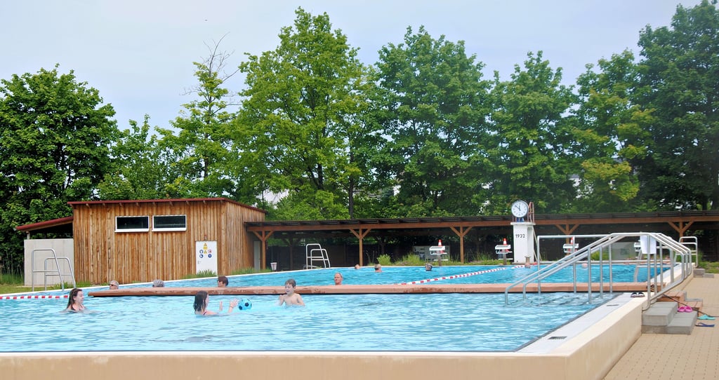 Im Beetzendorfer Stölpenbad ist die Saison gut gestartet. Mehrere Hundert Badegäste haben das 28 Grad warme Wasser im Becken schon ausprobiert. Ab sofort kann man auch ohne vorherigen Corona-Test das Gelände betreten.