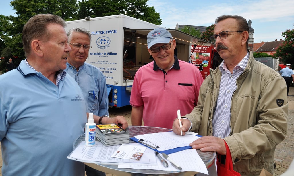 Joachim Schaffhöner (rechts) unterschreibt auf der Liste der Unterschriftenaktion der Vereinsinitiative.
