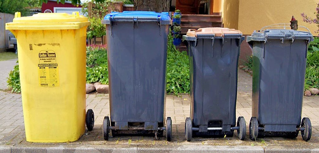 Die gelbe Tonne muss mit der Öffnung zum Straßenrand stehen, bei den anderen Tonnen sind die Räder zur Straße erwünscht.