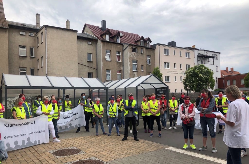 Streikende vor dem Einkaufsmarkt in der Zeitzer Schützenstraße