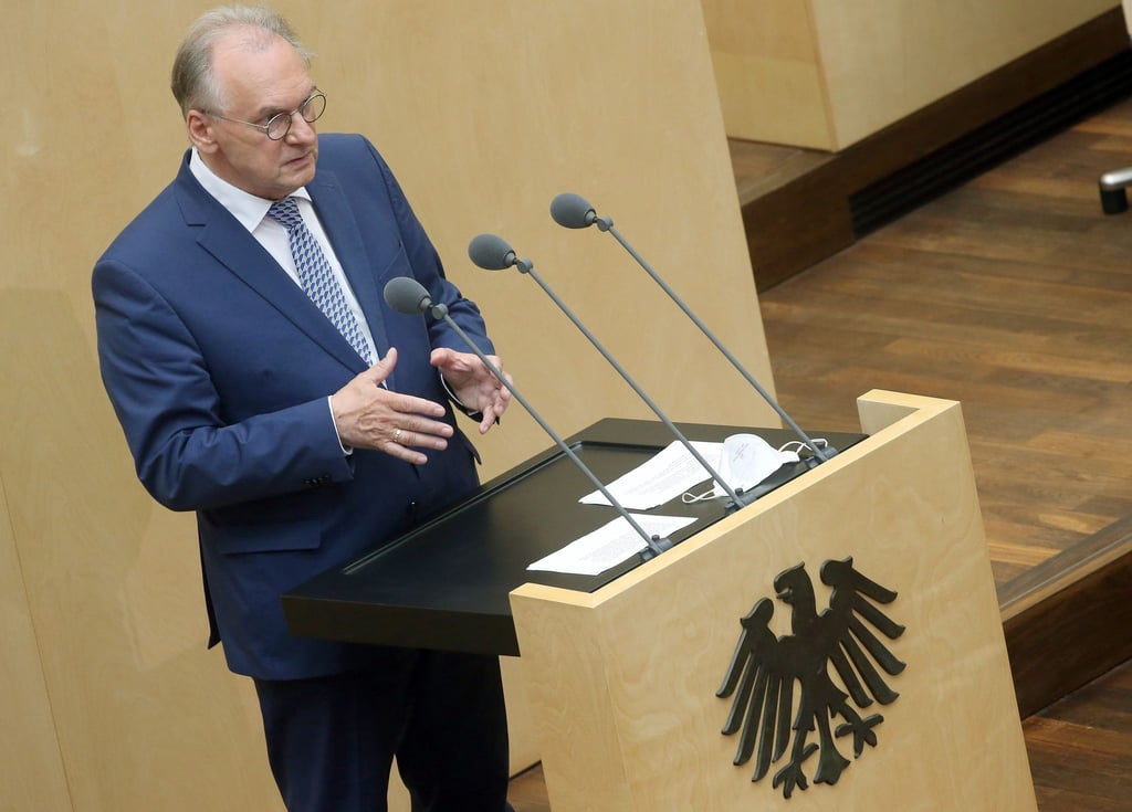 Reiner Haseloff (CDU) spricht während einer Sitzung.