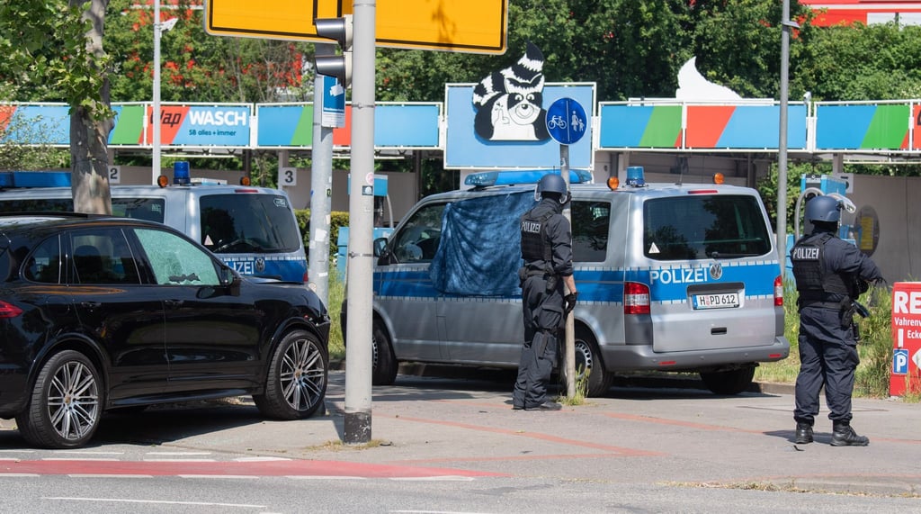 Polizisten sichern einen Tatort in Hannover.
