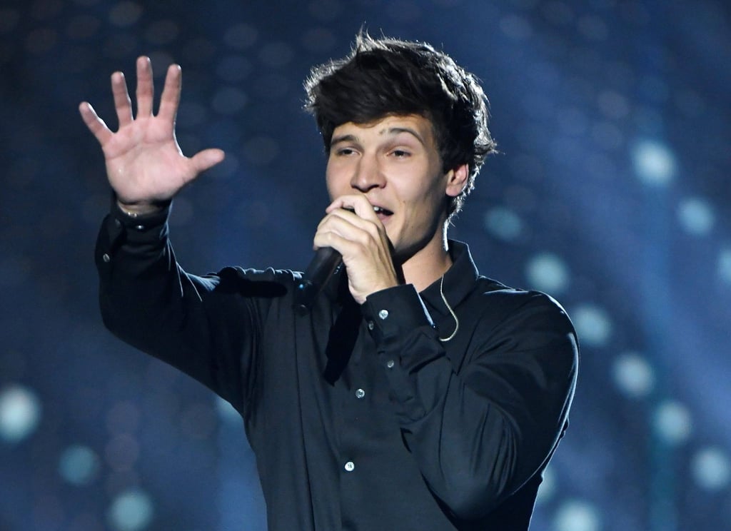 Der deutsche Popsänger Wincent Weiss steht auf einer Bühne.