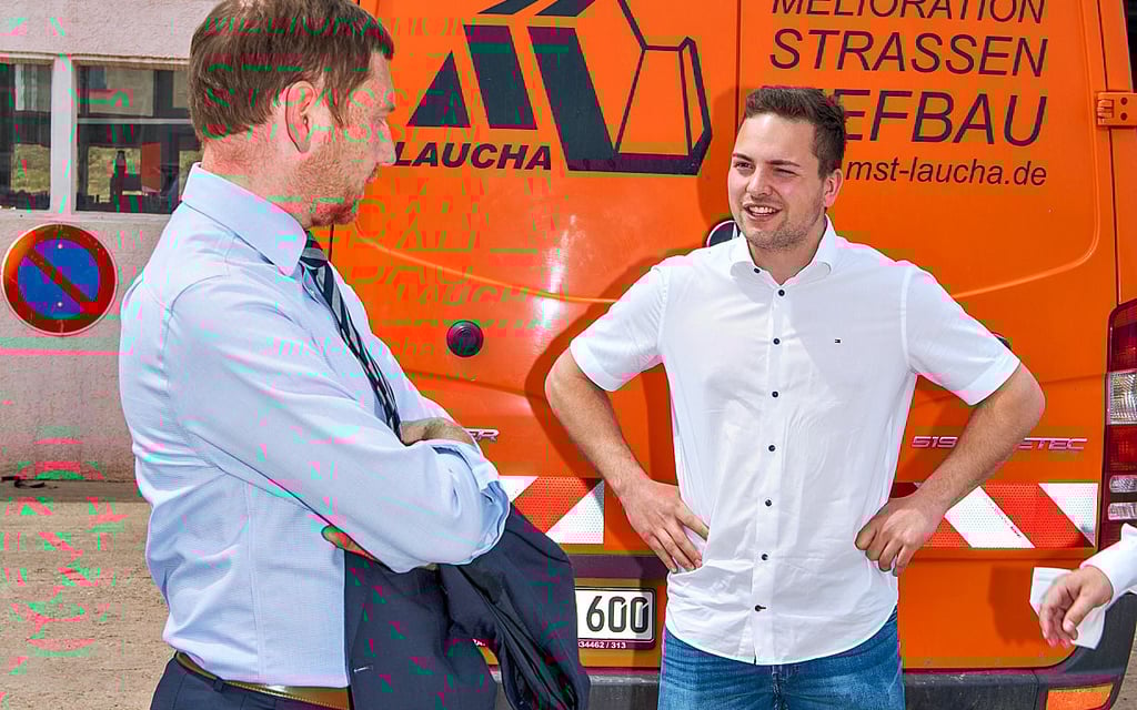 In der Meliorations-, Straßen- und Tiefbau GmbH Laucha kommt Michael Kretschmer mit Mitarbeiter Felix Bach (r.) ins Gespräch, der in Dresden studiert.