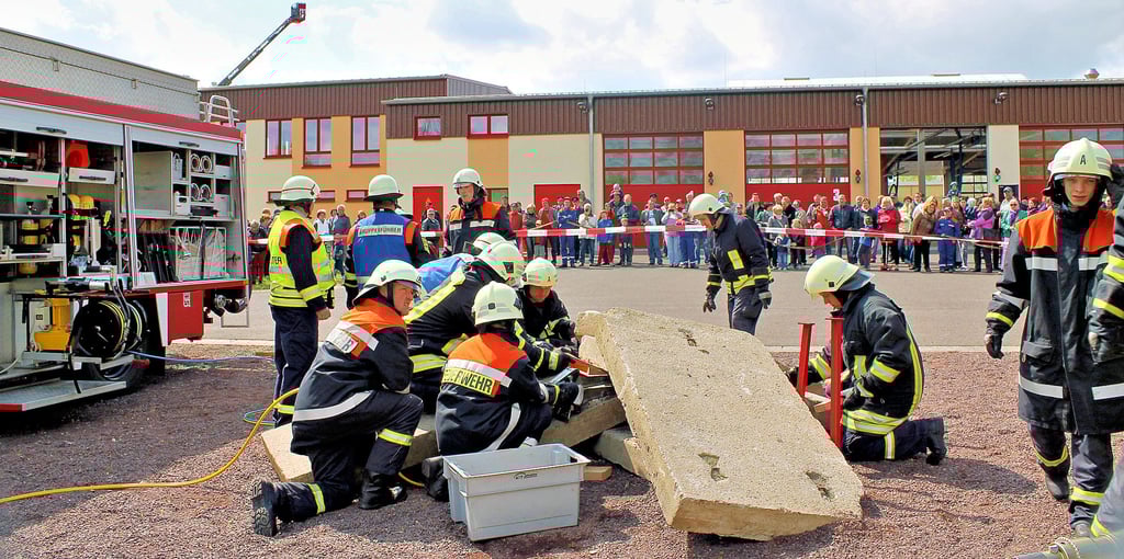 Rettungsvorführungen zu einem Tag der offenen Tür an der Feuerwache in Tangerhütte.