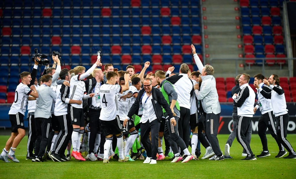 Die U21-Spieler jubeln nach dem Spiel.