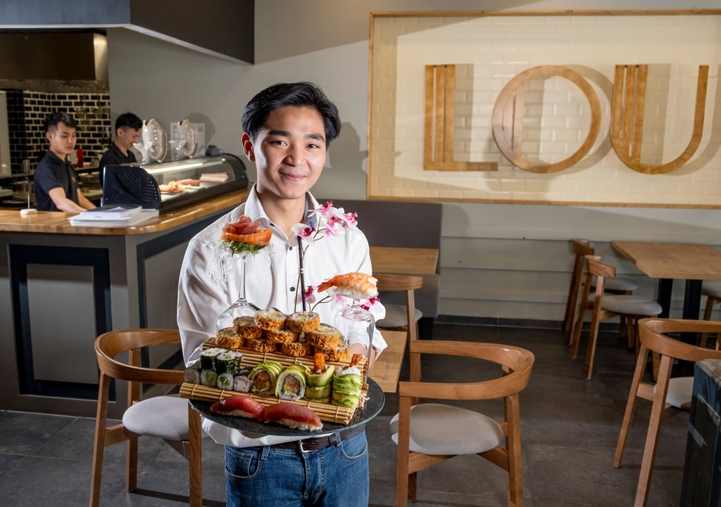 Im Restaurant „Lou“ in Dessau-Roßlau präsentiert Vinh Ky Pham ein prächtiges Sushi-Menü für zwei Personen.