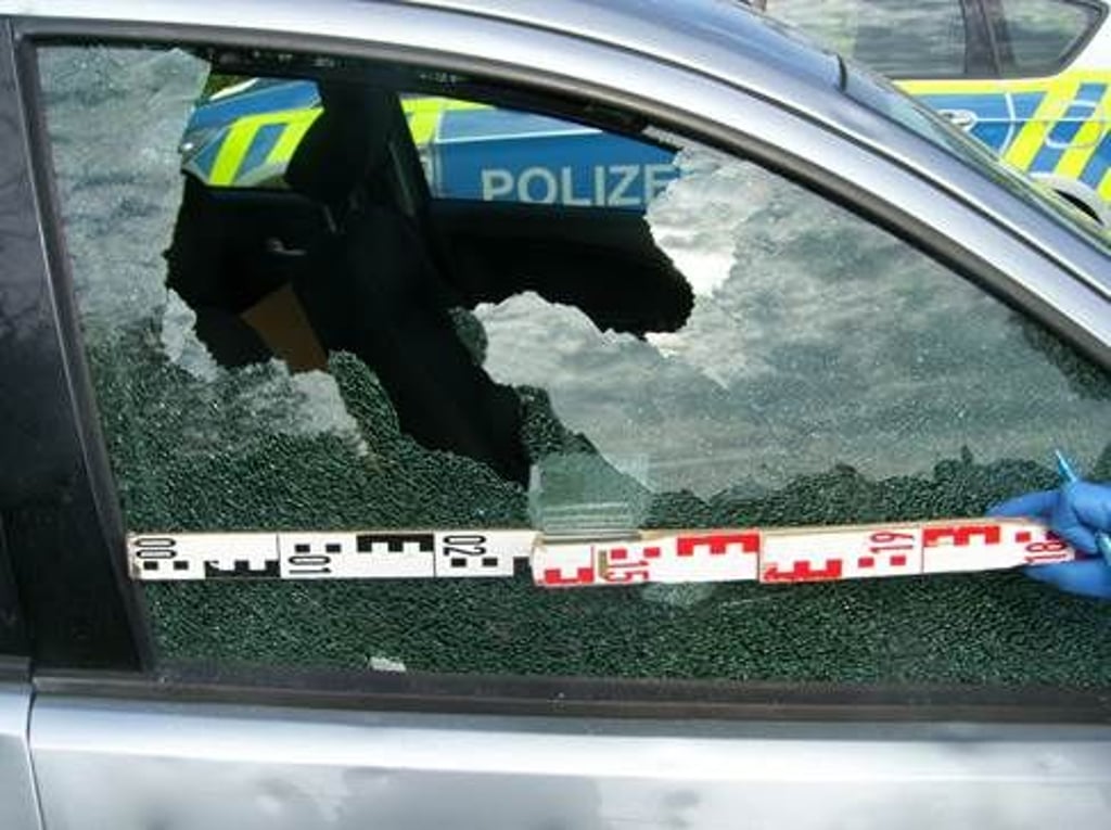 Unbekannte haben im Bereich einer Kleingartenanlage die Scheibe eines parkenden Autos eingeworfen.