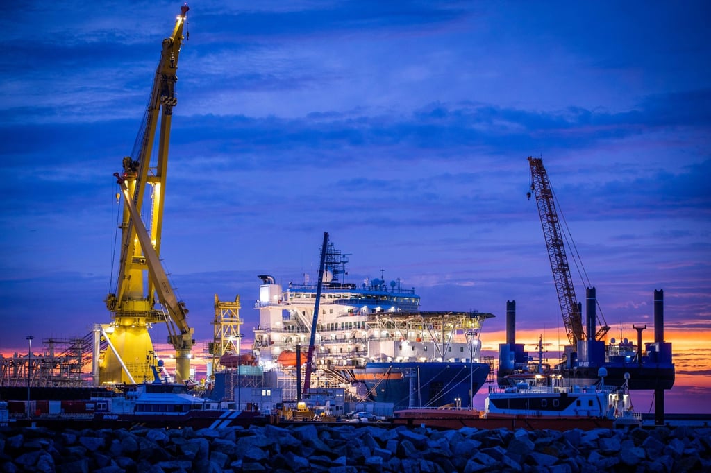 Das russische Verlegeschiff „Akademik Tscherski“ liegt vor Sonnenaufgang im Hafen Mukran auf der Insel Rügen.