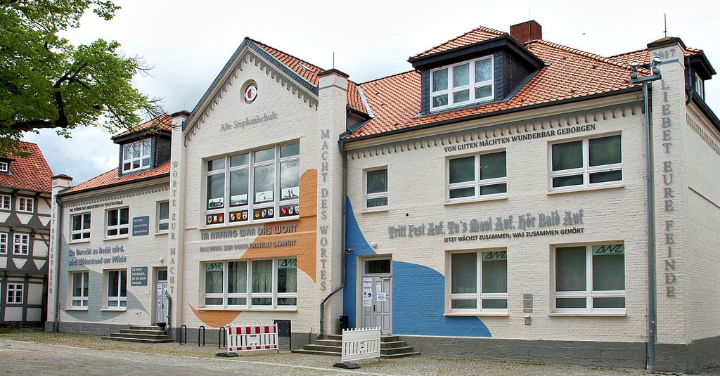 Hier wird kostenlos auf das Coronavirus getestet: im ehemaligen Schulgebäude auf dem Osterwiecker Stephani-Kirchhof.
