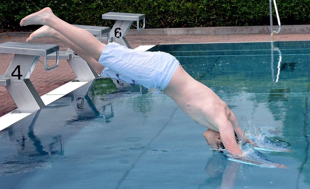 Sprünge wie dieser sind ab Montag im Zeitzer Sommerbad wieder möglich.