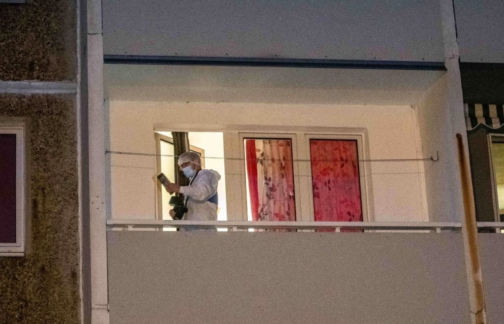Auch auf dem Balkon der Wohnung wurden Spuren gesichert.
