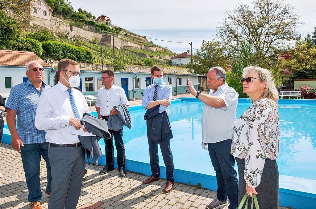 Sachsen Ministerpäsident Michael Kretschmer (3.v.r.) besucht das Freyburger Schwimmbad. Vereinsvorsitzender Jörg Schneider (2.v.r.) stellt es vor.