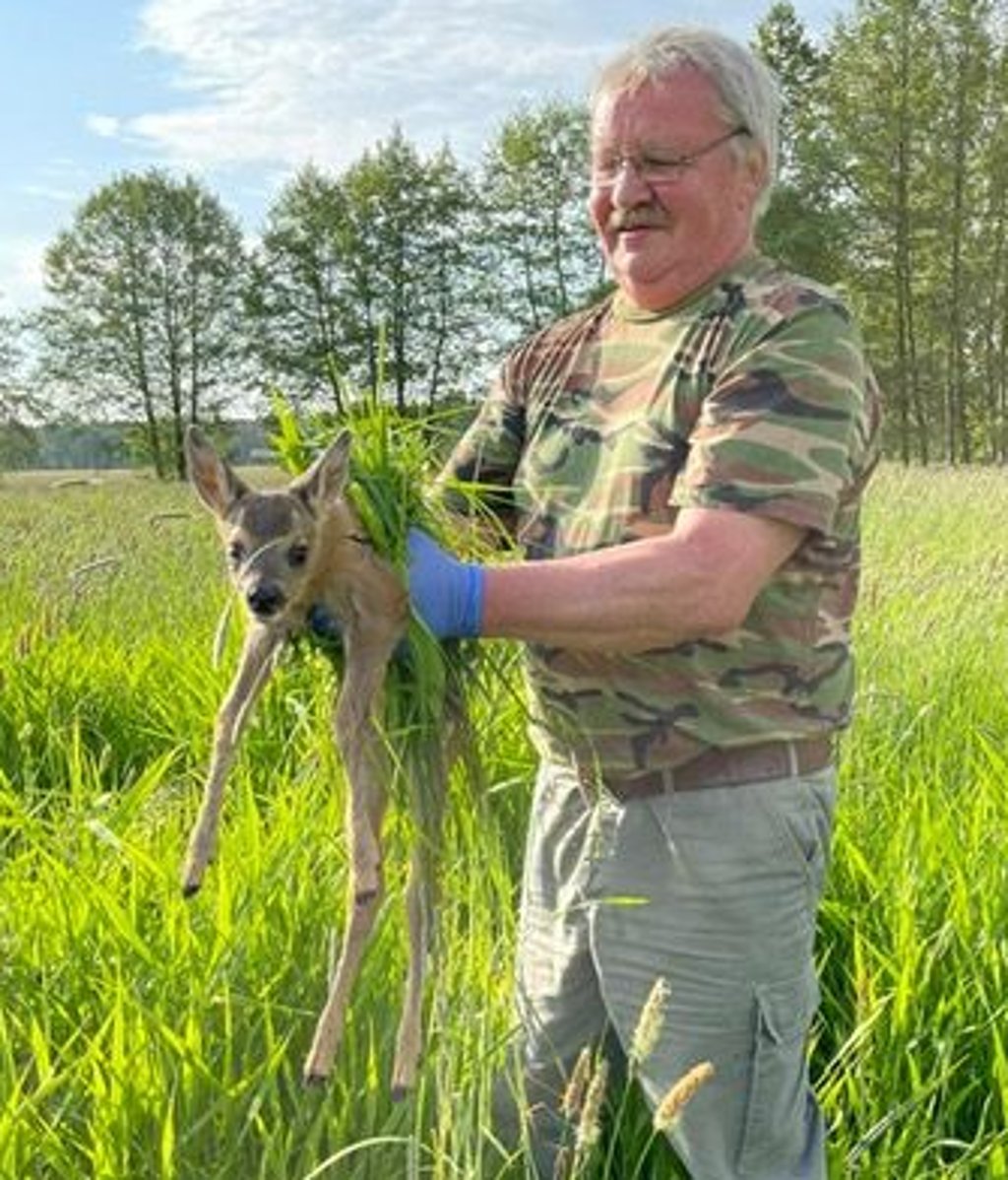 Jagdpächter Hilmar Böhme mit einem gefundenen Kitz.