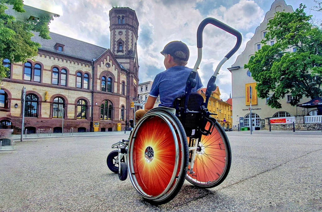 Während die Tourist-Information rechts im Bild für Rollstuhlfahrer gut erreichbar ist, verhindert eine Treppe vor der Post (links) einen Besuch.