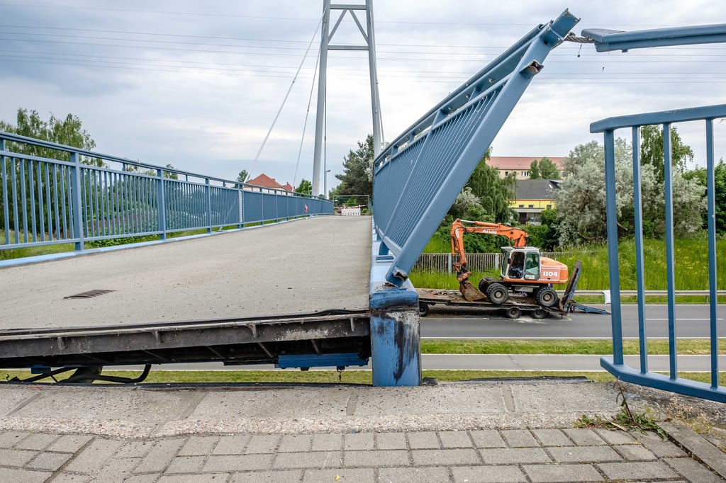 Ein Bagger ist am Freitagmorgen gegen die Brücke in Gräfenhainichen geknallt.