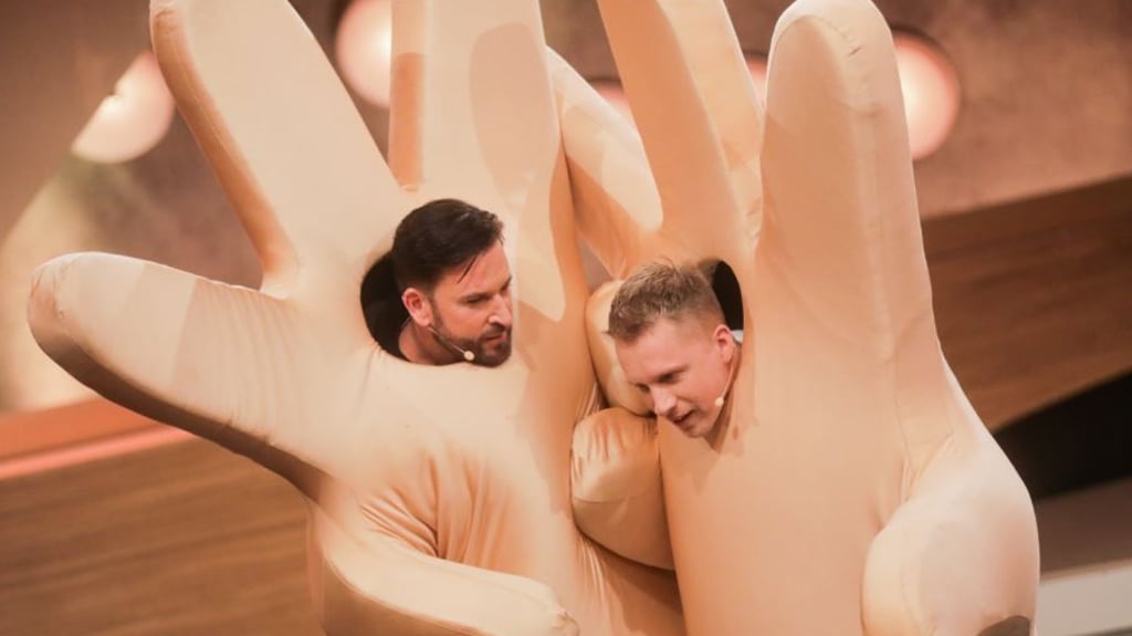 Oliver Pocher (r), Moderator, und Michael Wendler, Sänger, treten in der Live-Show «Pocher vs. Wendler - Schluss mit lustig!» (2020)