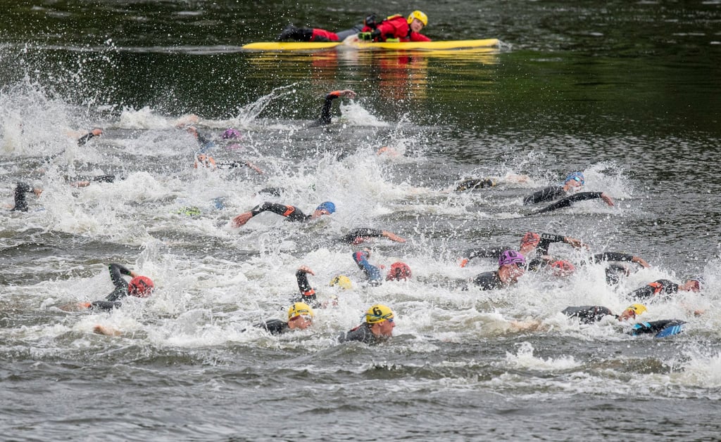 Das Starterfeld der Männer Elite schwimmt durch den Stadtparksee.