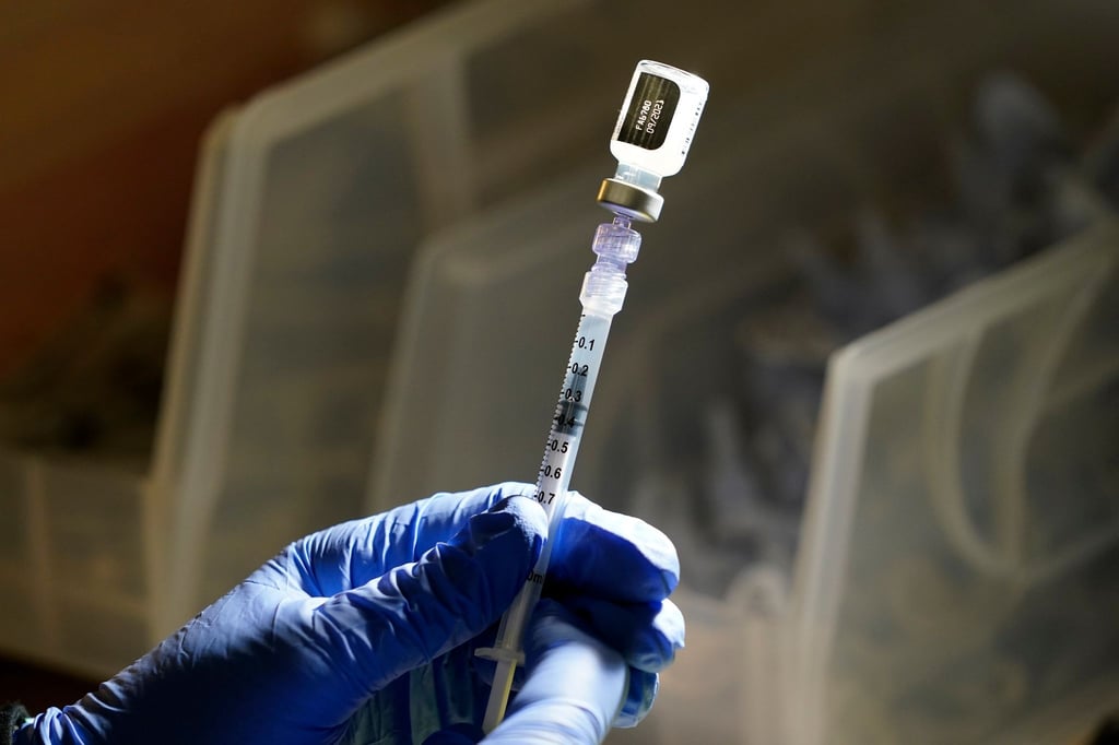 Eine Dosis des Biontech/Pfizer-Impfstoffs wird vorbereitet.