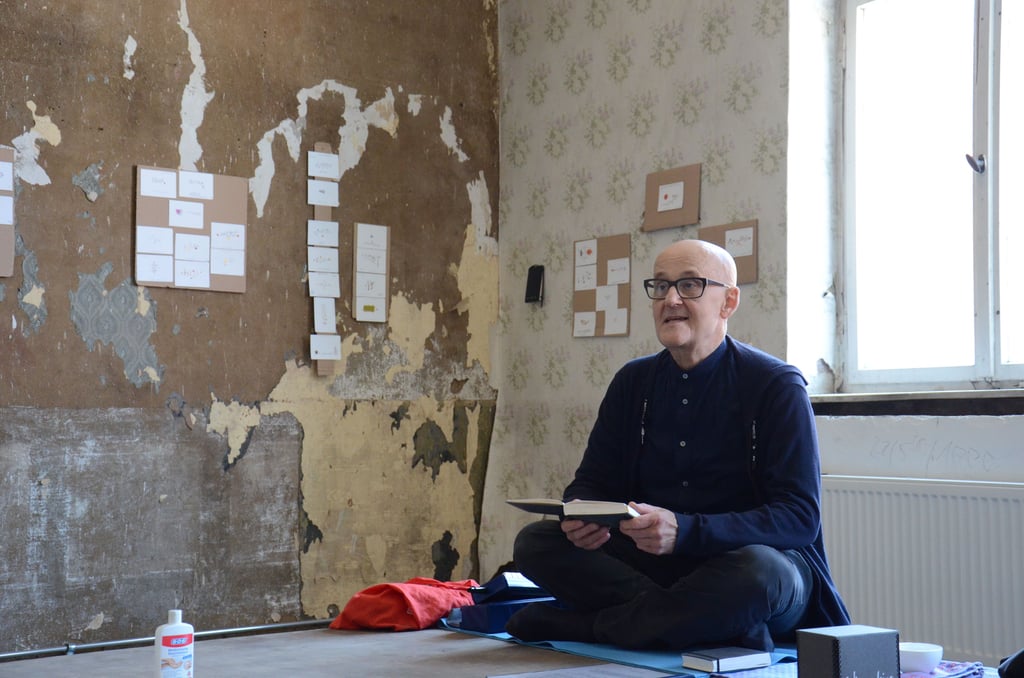 Thomas Zoller eröffnet im alten Gericht seine Ausstellung. Zu seinen Zeichnungen im Kleinstformat liest er thematisch passende Gedichte vor.