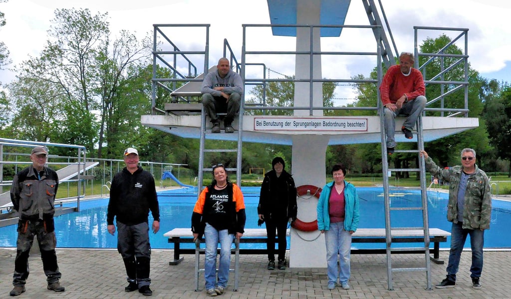 Sie warten nur noch auf den amtlichen Startschuss: Dann kann die Freibadsaison für Schwimmmeister Ronald Bönisch und die Mitglieder des Fördervereins „Pro Sommerbad“ Osterwieck losgehen.