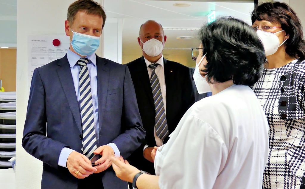 Pflegekoordinatorin Simone Jänsch erklärt dem Ministerpräsidenten Michael Kretschmer die Arbeit der Psychiatrie in Querfurt.