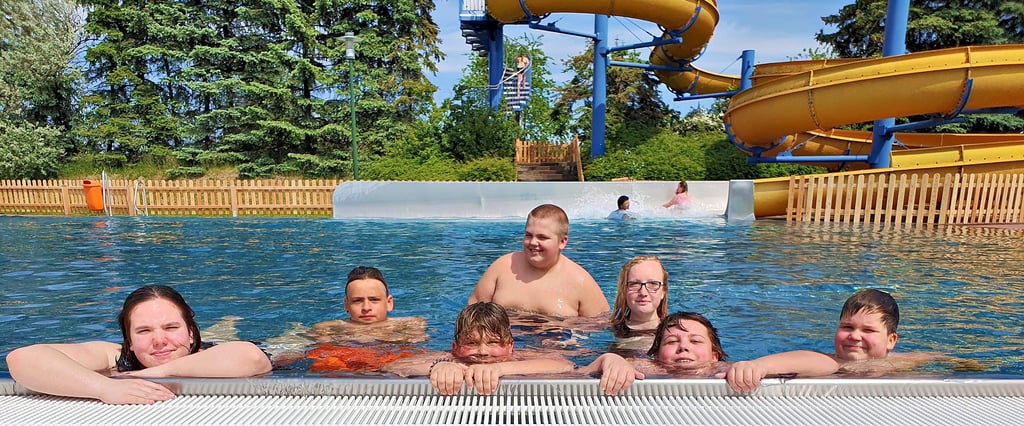 Endlich hat das Havelberger Freibad wieder auf, finden diese Kinder.
